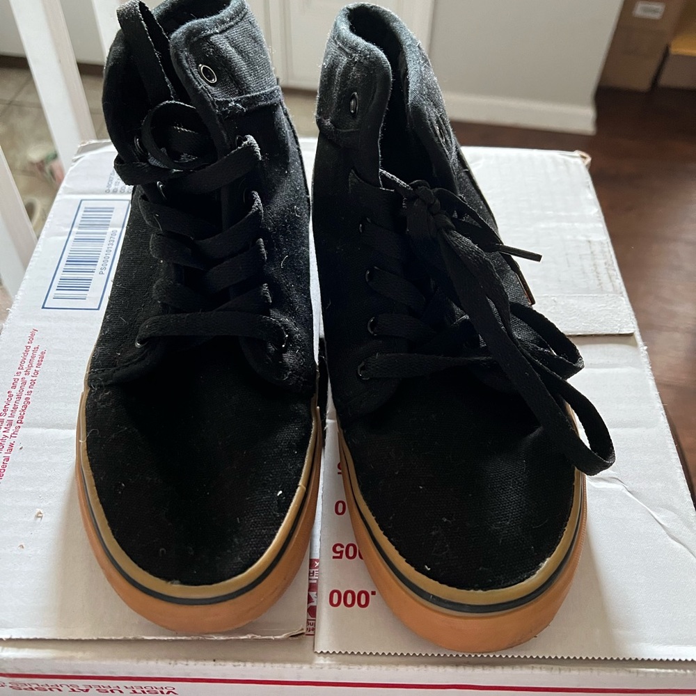 Black cloth tennis shoe